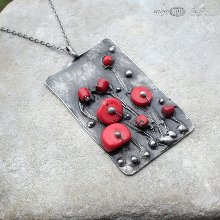 kwiatowy-komplet-bransoleta rustyk-wisior-stylizowane-kwiaty-makow-koral-czerwony-szeroka-bransoleta-z-metalu-prostokatny-wisior