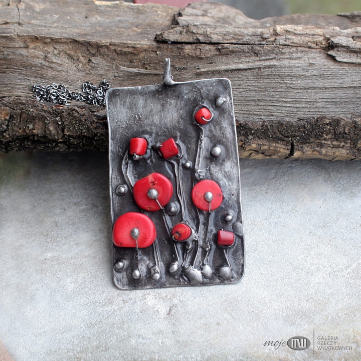 kwiatowy-komplet-bransoleta rustyk-wisior-stylizowane-kwiaty-makow-koral-czerwony-szeroka-bransoleta-z-metalu-prostokatny-wisior