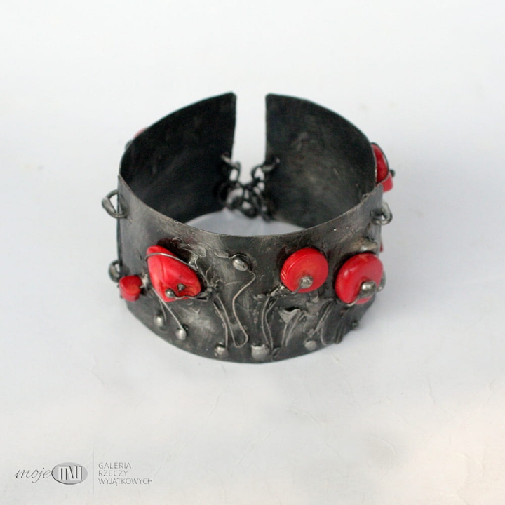 kwiatowy-komplet-bransoleta rustyk-wisior-stylizowane-kwiaty-makow-koral-czerwony-szeroka-bransoleta-z-metalu-prostokatny-wisior