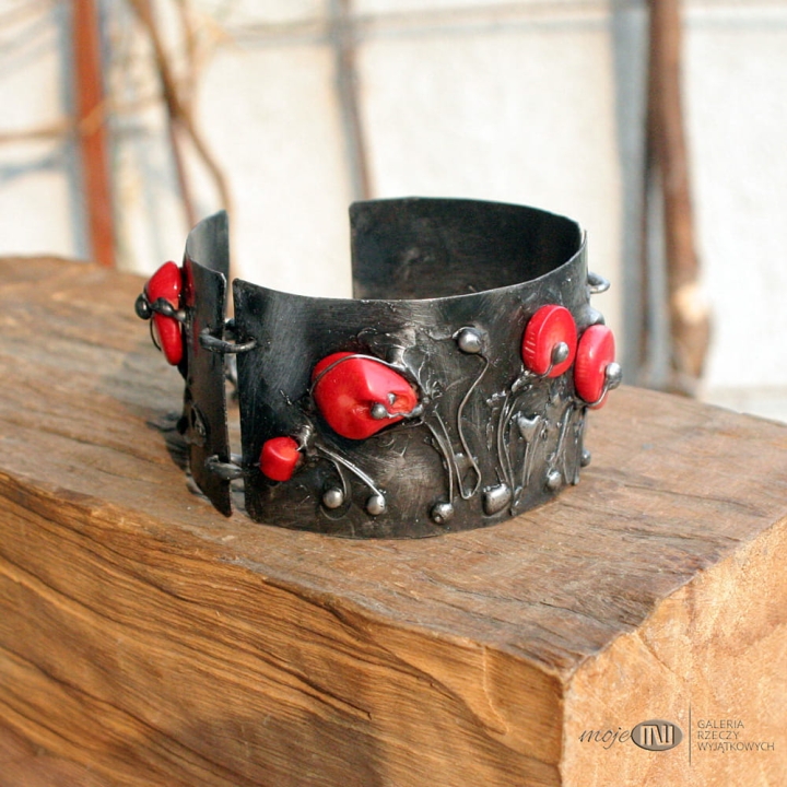 kwiatowy-komplet-bransoleta rustyk-wisior-stylizowane-kwiaty-makow-koral-czerwony-szeroka-bransoleta-z-metalu-prostokatny-wisior