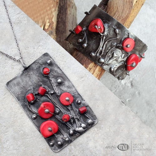 kwiatowy-komplet-bransoleta rustyk-wisior-stylizowane-kwiaty-makow-koral-czerwony-szeroka-bransoleta-z-metalu-prostokatny-wisior
