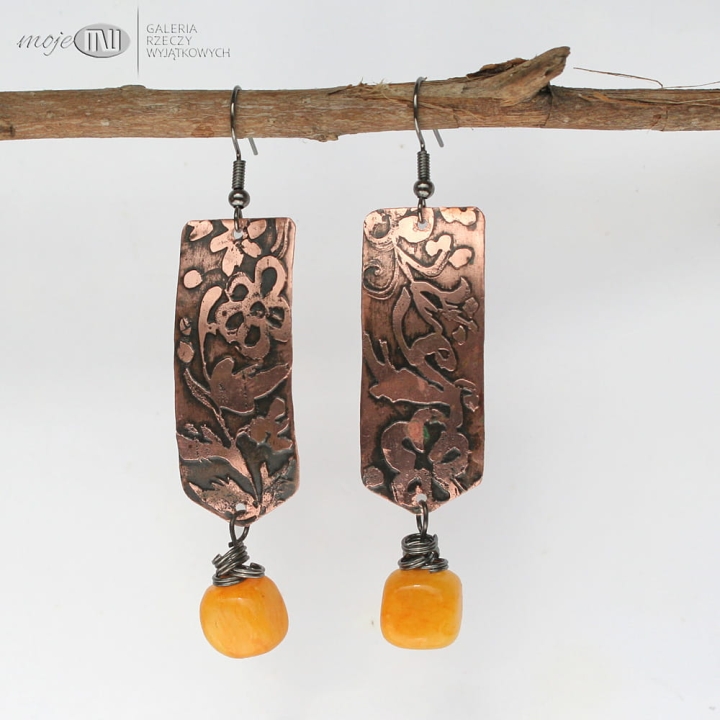 florostokat z marmurem-wiszace-dlugie-kolczyki-miedz-miedziana-blacha-zolty-marmur-florystyczne-wzory-trawione