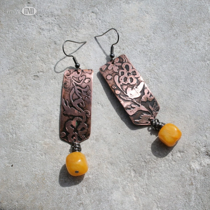 florostokat z marmurem-wiszace-dlugie-kolczyki-miedz-miedziana-blacha-zolty-marmur-florystyczne-wzory-trawione