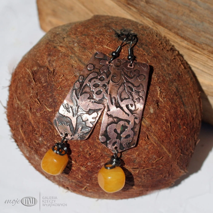 florostokat z marmurem-wiszace-dlugie-kolczyki-miedz-miedziana-blacha-zolty-marmur-florystyczne-wzory-trawione