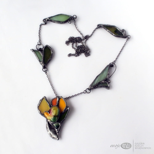 krokusowe-wariacje-szklany-stylizowany-kwiat-fusing-ze-szkla-na-szyje-wiosenny-wisior