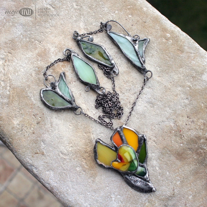 krokusowe-wariacje-szklany-stylizowany-kwiat-fusing-ze-szkla-na-szyje-wiosenny-wisior