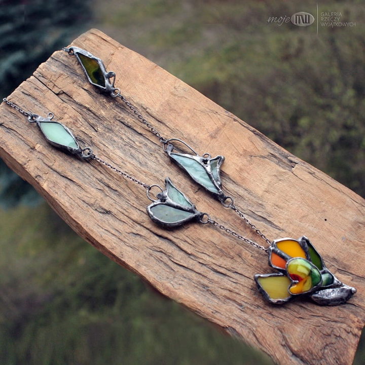 krokusowe-wariacje-szklany-stylizowany-kwiat-fusing-ze-szkla-na-szyje-wiosenny-wisior