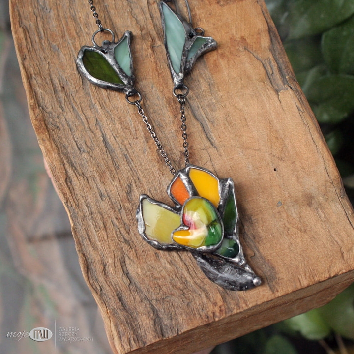 krokusowe-wariacje-szklany-stylizowany-kwiat-fusing-ze-szkla-na-szyje-wiosenny-wisior
