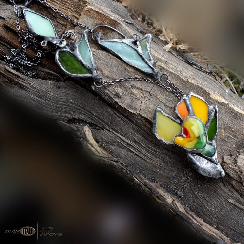 krokusowe-wariacje-szklany-stylizowany-kwiat-fusing-ze-szkla-na-szyje-wiosenny-wisior