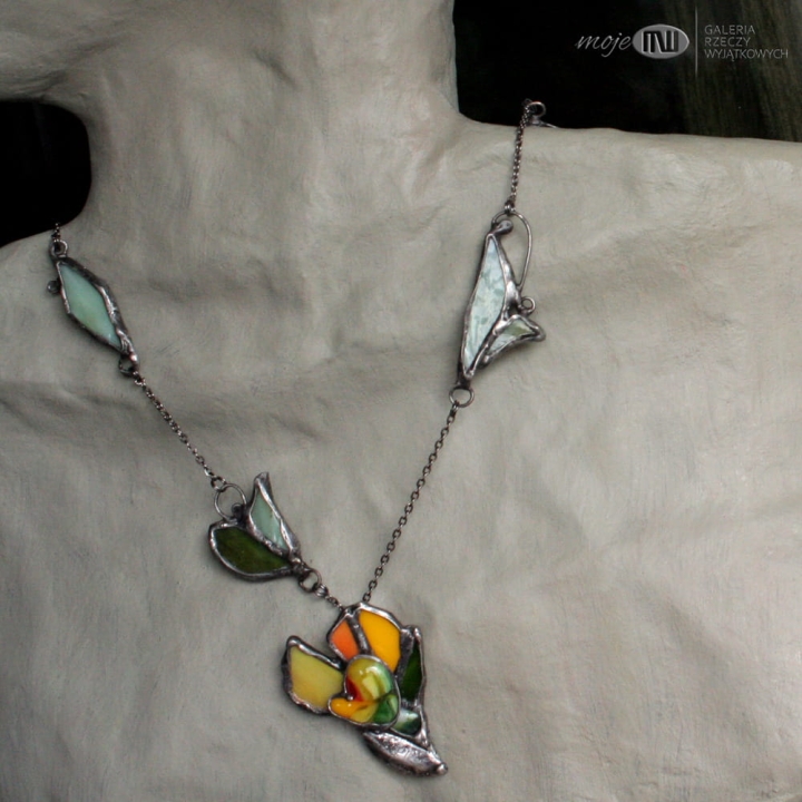 krokusowe-wariacje-szklany-stylizowany-kwiat-fusing-ze-szkla-na-szyje-wiosenny-wisior