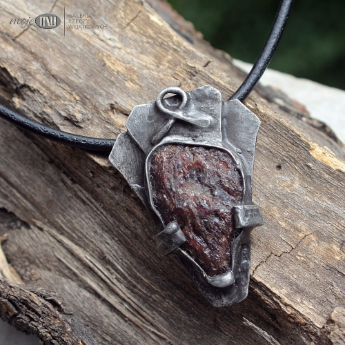 kamienne-dobro-meski-wisior-granat-trojkat-miedz-pokryta-cyna-surowy-kamien-amulet-dla-mezczyzny