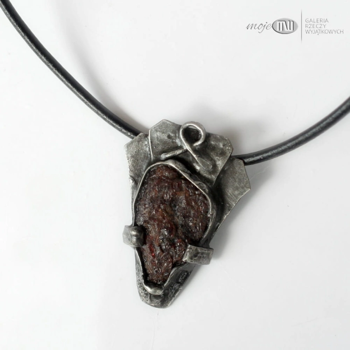 kamienne-dobro-meski-wisior-granat-trojkat-miedz-pokryta-cyna-surowy-kamien-amulet-dla-mezczyzny