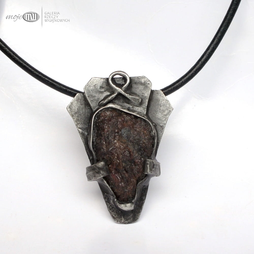 kamienne-dobro-meski-wisior-granat-trojkat-miedz-pokryta-cyna-surowy-kamien-amulet-dla-mezczyzny