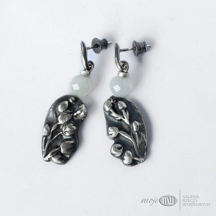 konwalie-w-srebrze-kolczyki-kamien-ksiezycowy-srebro-wiszace-sztyfty-kwiaty-kwiatuszki
