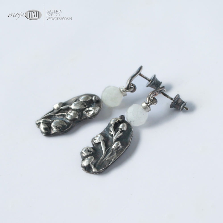 konwalie-w-srebrze-kolczyki-kamien-ksiezycowy-srebro-wiszace-sztyfty-kwiaty-kwiatuszki