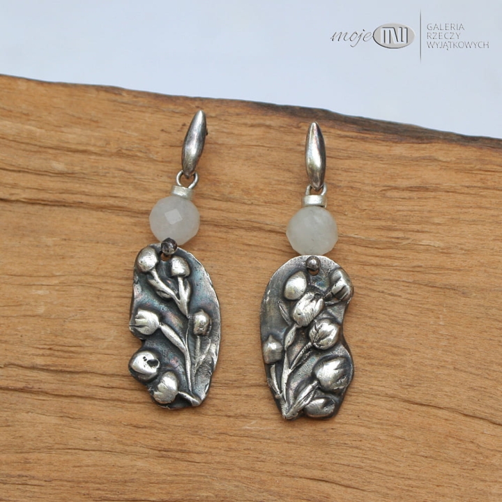 konwalie-w-srebrze-kolczyki-kamien-ksiezycowy-srebro-wiszace-sztyfty-kwiaty-kwiatuszki