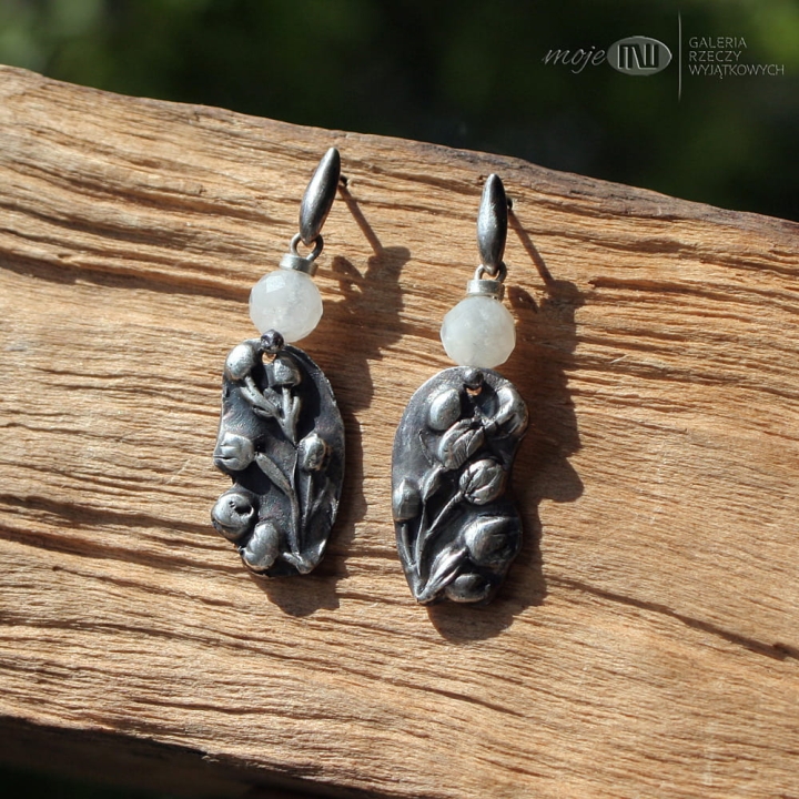 konwalie-w-srebrze-kolczyki-kamien-ksiezycowy-srebro-wiszace-sztyfty-kwiaty-kwiatuszki