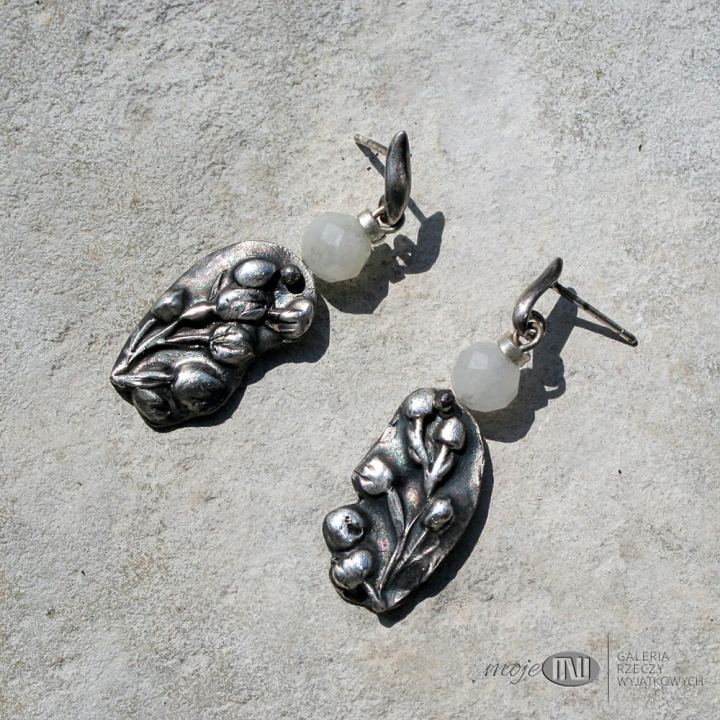konwalie-w-srebrze-kolczyki-kamien-ksiezycowy-srebro-wiszace-sztyfty-kwiaty-kwiatuszki