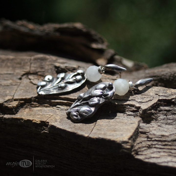 konwalie-w-srebrze-kolczyki-kamien-ksiezycowy-srebro-wiszace-sztyfty-kwiaty-kwiatuszki