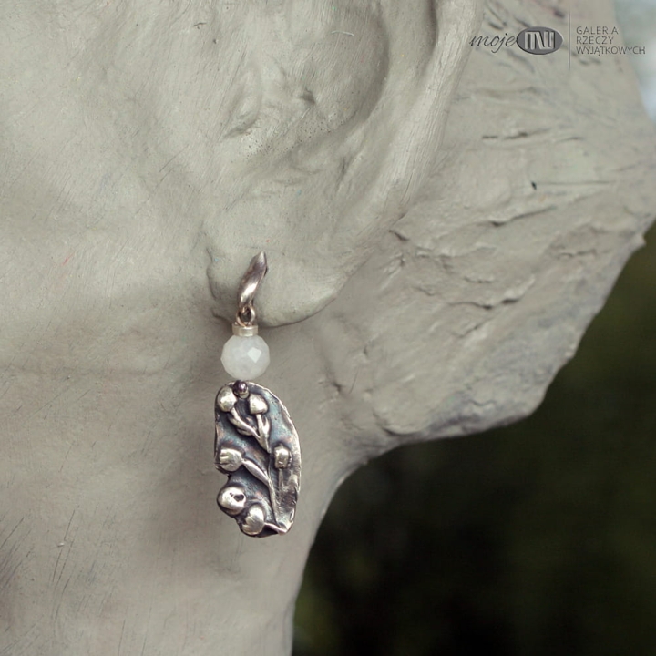 konwalie-w-srebrze-kolczyki-kamien-ksiezycowy-srebro-wiszace-sztyfty-kwiaty-kwiatuszki