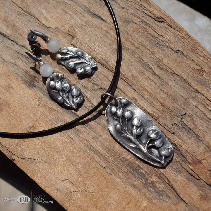 konwalie-w-srebrze-kolczyki-kamien-ksiezycowy-srebro-wiszace-sztyfty-kwiaty-kwiatuszki