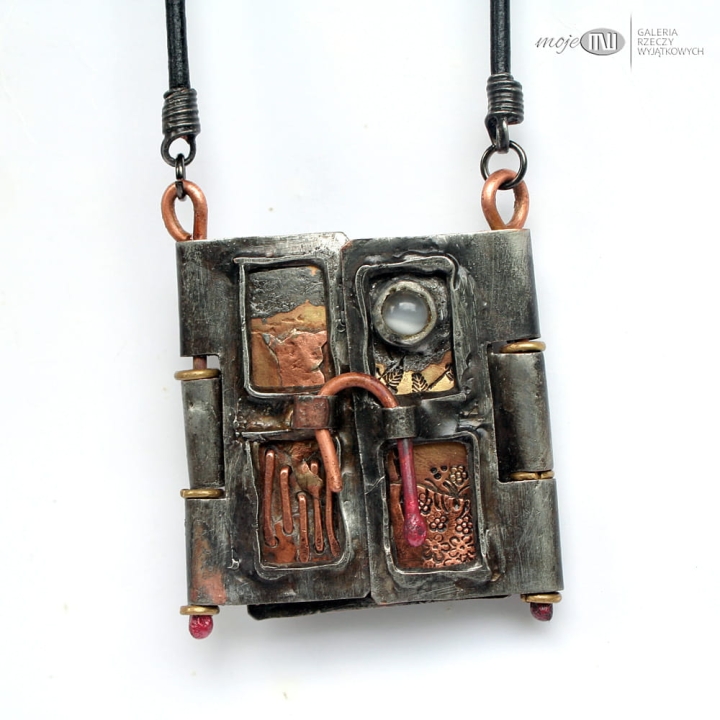 sielskie-wakacje-rustykalny-wisior-miedz-mosiadz-kot-plotek-slonce-bizuteria-z-naturalnych-materialow-otwierane-okno