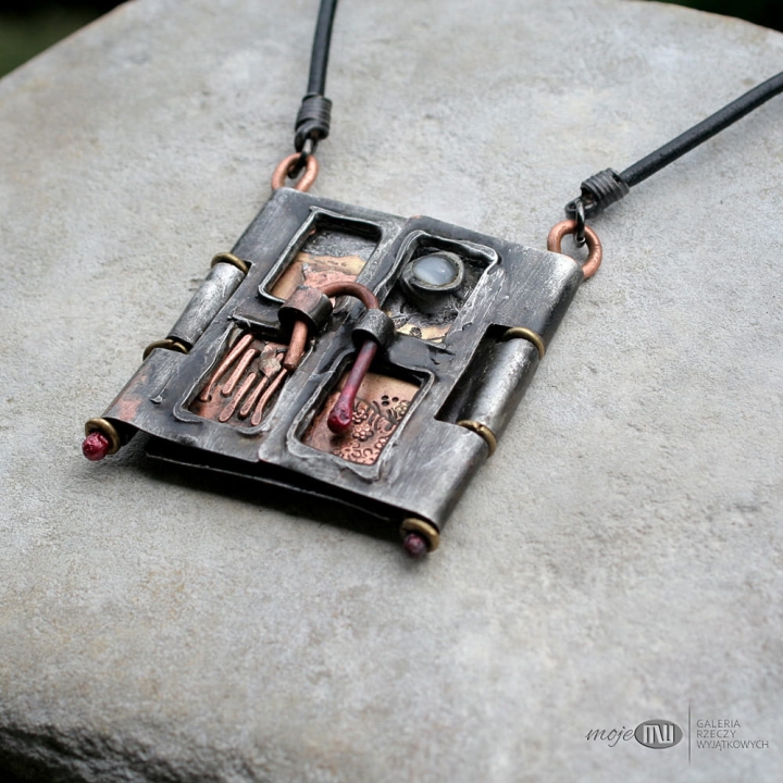 sielskie-wakacje-rustykalny-wisior-miedz-mosiadz-kot-plotek-slonce-bizuteria-z-naturalnych-materialow-otwierane-okno