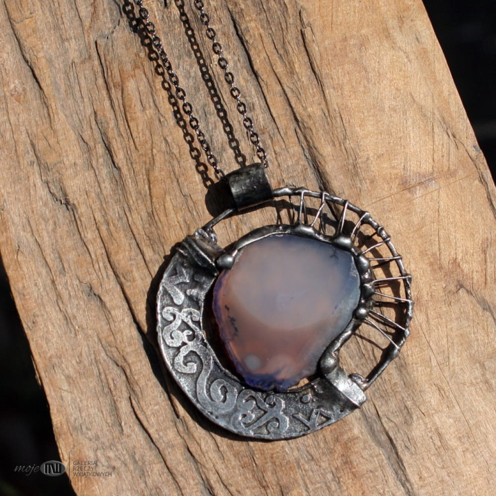 agat-troche-po-aztecku-wisior-plaster-agatu-rustykalny-miedz-wzor-trawiony-nieregularny-okragly-bizuteria