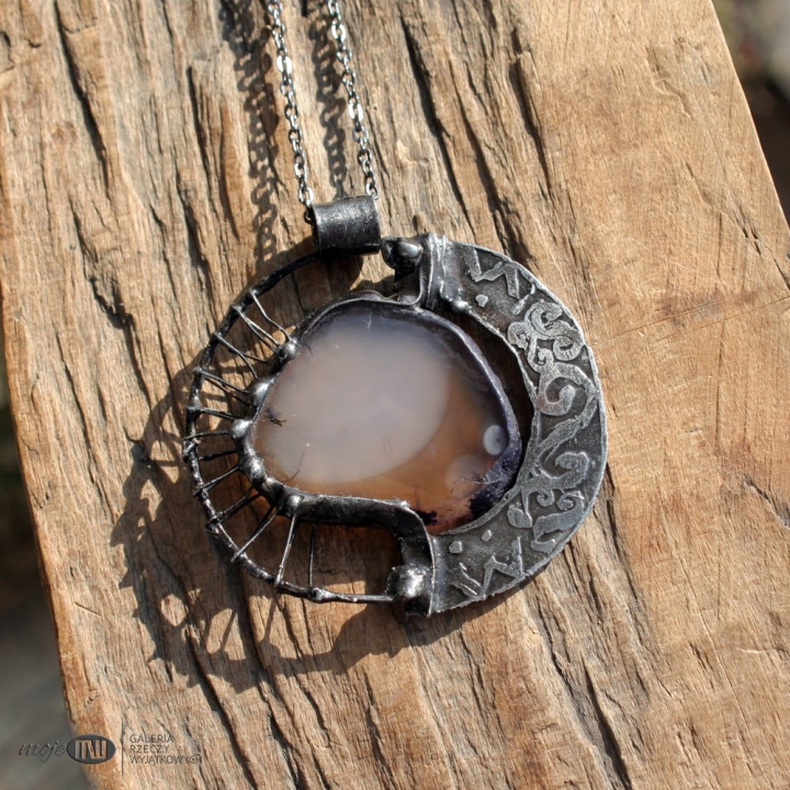 agat-troche-po-aztecku-wisior-plaster-agatu-rustykalny-miedz-wzor-trawiony-nieregularny-okragly-bizuteria