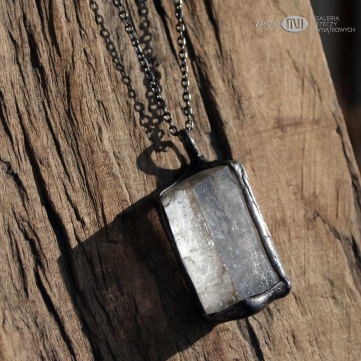 kamien-Wikingow-kalcyt-szpat-islandzki-wisior-kamien-naturalny-surowy-rustykalny