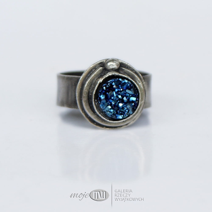 kwarc-tytanowy-w-srebrze-druza-pierscionek-srebro-okragly-granatowy