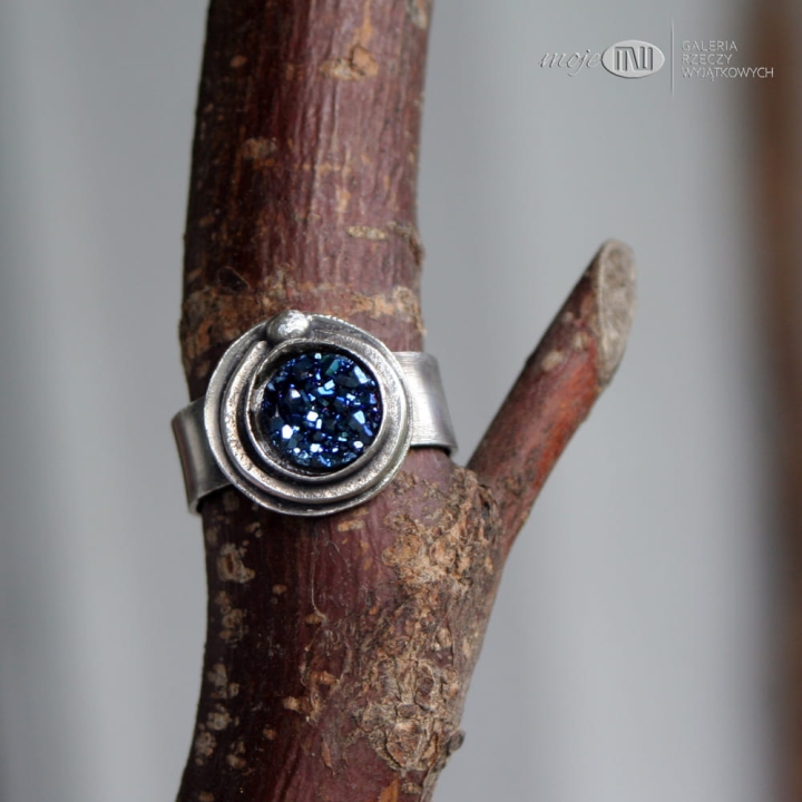 kwarc-tytanowy-w-srebrze-druza-pierscionek-srebro-okragly