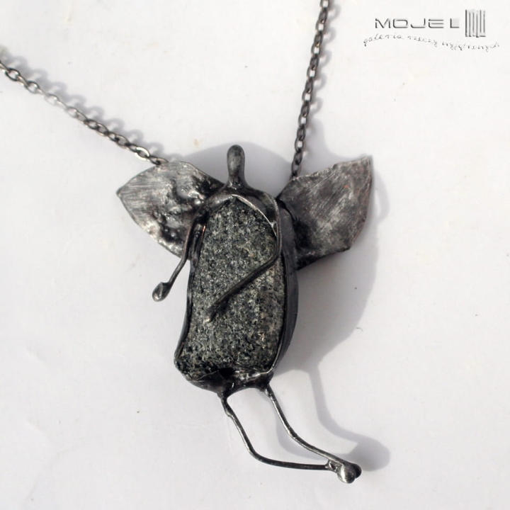 kamykowy-aniol-wisiorek-z-aniolkiem-kamien-skrzydla-na-szyje