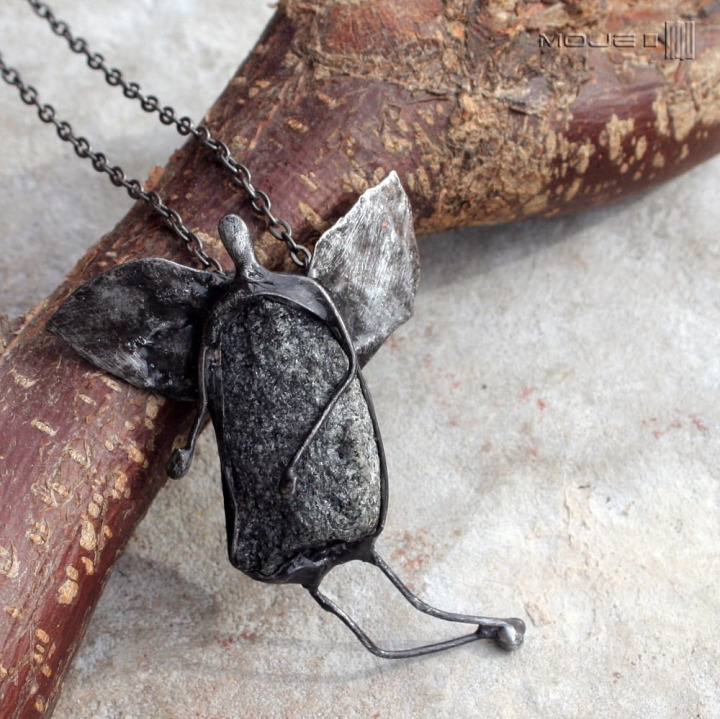 kamykowy-aniol-wisiorek-z-aniolkiem-kamien-skrzydla-na-szyje