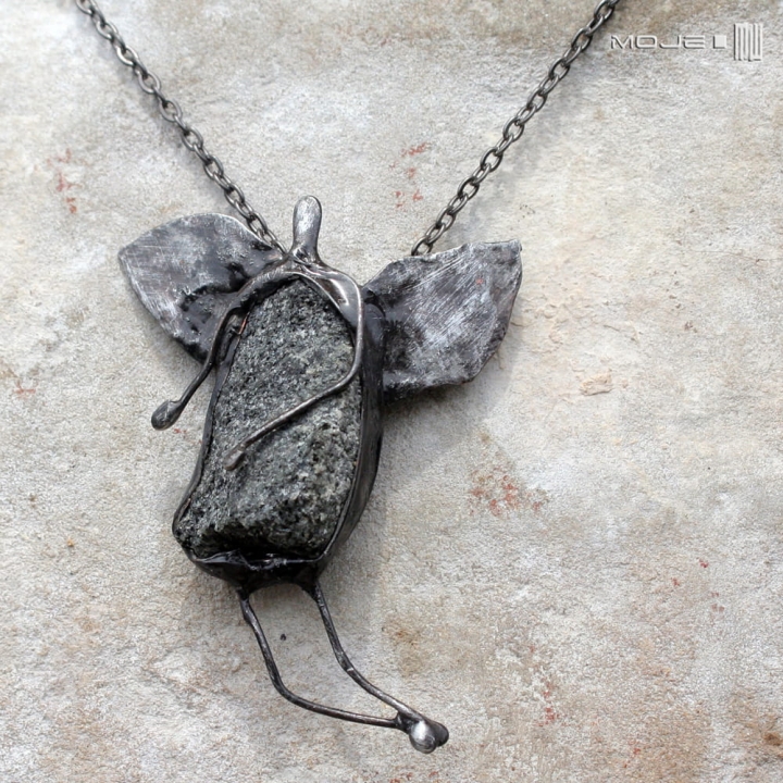 kamykowy-aniol-wisiorek-z-aniolkiem-kamien-skrzydla-na-szyje