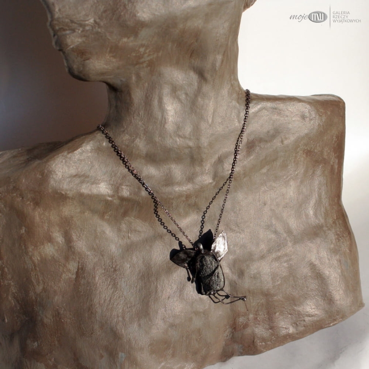 kamykowy-aniol-wisiorek-z-aniolkiem-kamien-skrzydla-na-szyje