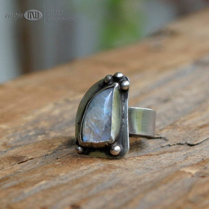 ksiezycowy-rozek-w-srebrze-piersconek-srebro-kamien-ksiezycowy