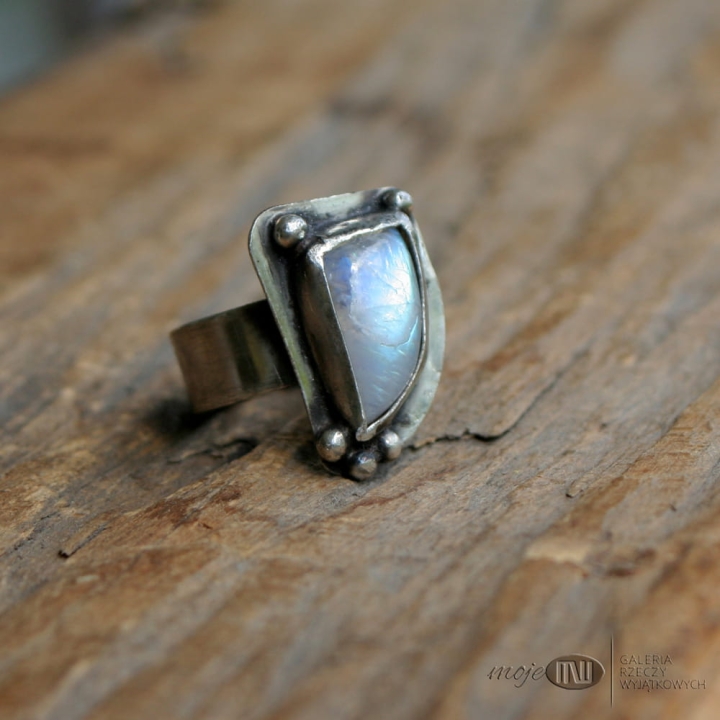 ksiezycowy-rozek-w-srebrze-piersconek-srebro-kamien-ksiezycowy