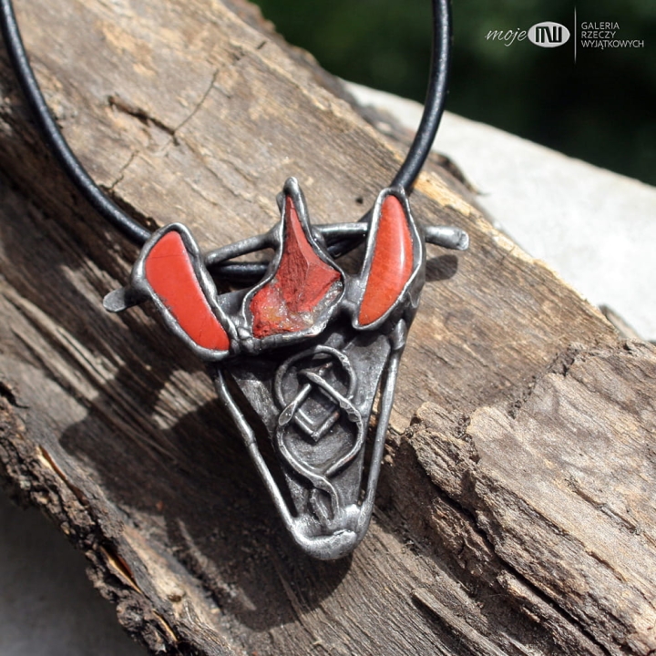 trojkamien-trojplomien-meska-bizuteria-meski-wisior-jadeit-czerwony-trojkatny-rzemyk-skorzany