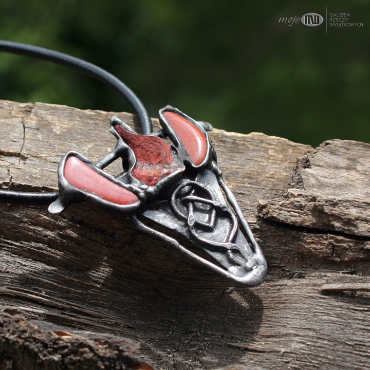 trojkamien-trojplomien-meska-bizuteria-meski-wisior-jadeit-czerwony-trojkatny-rzemyk-skorzany