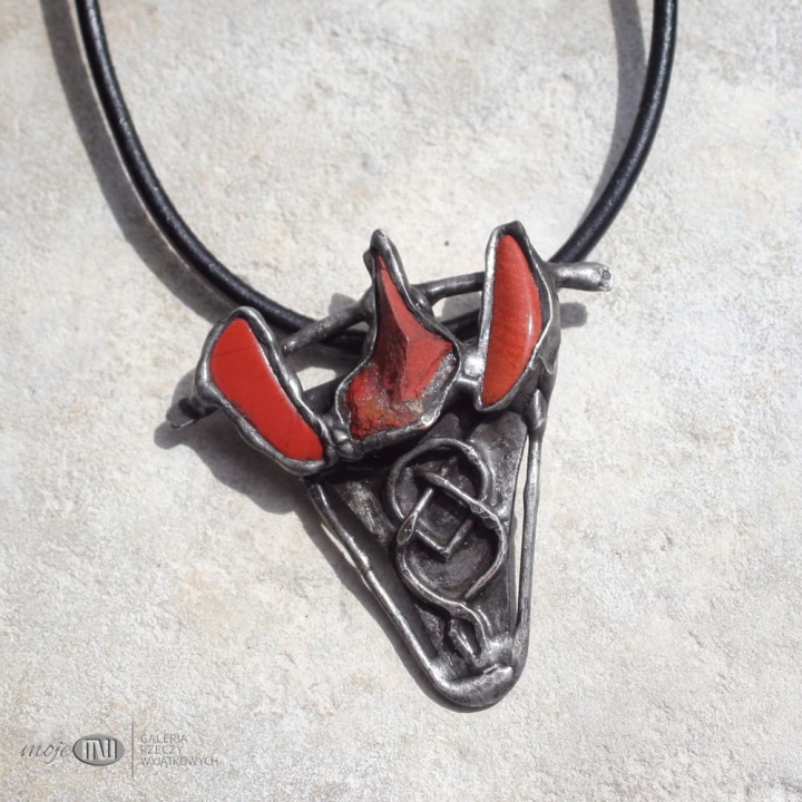 trojkamien-trojplomien-meska-bizuteria-meski-wisior-jadeit-czerwony-trojkatny-rzemyk-skorzany