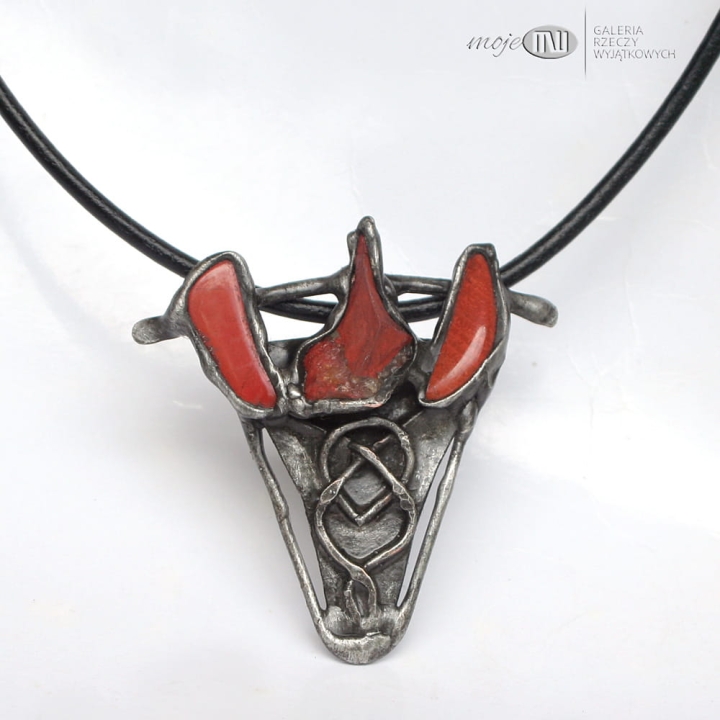 trojkamien-trojplomien-meska-bizuteria-meski-wisior-jadeit-czerwony-trojkatny-rzemyk-skorzany