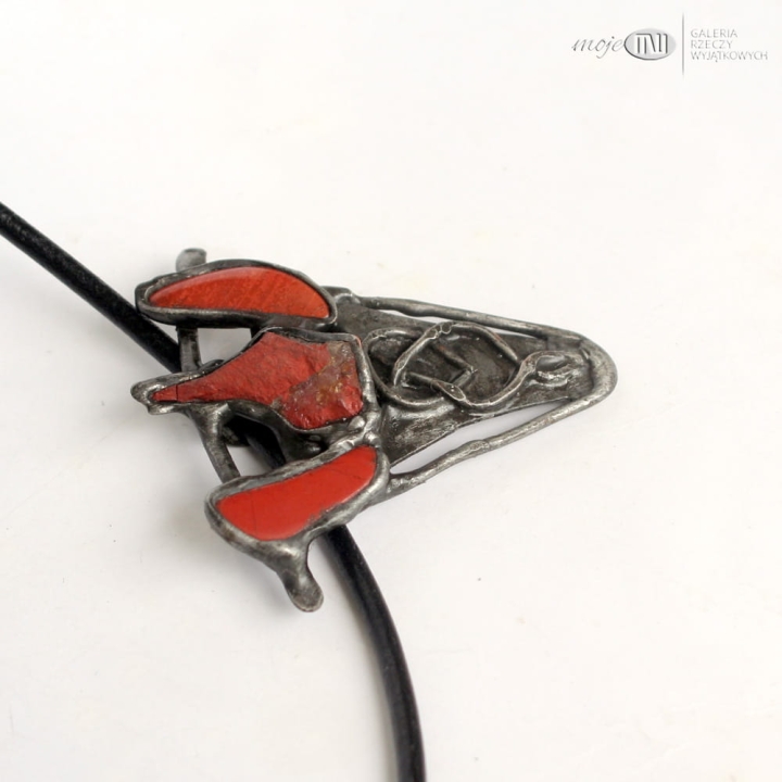 trojkamien-trojplomien-meska-bizuteria-meski-wisior-jadeit-czerwony-trojkatny-rzemyk-skorzany