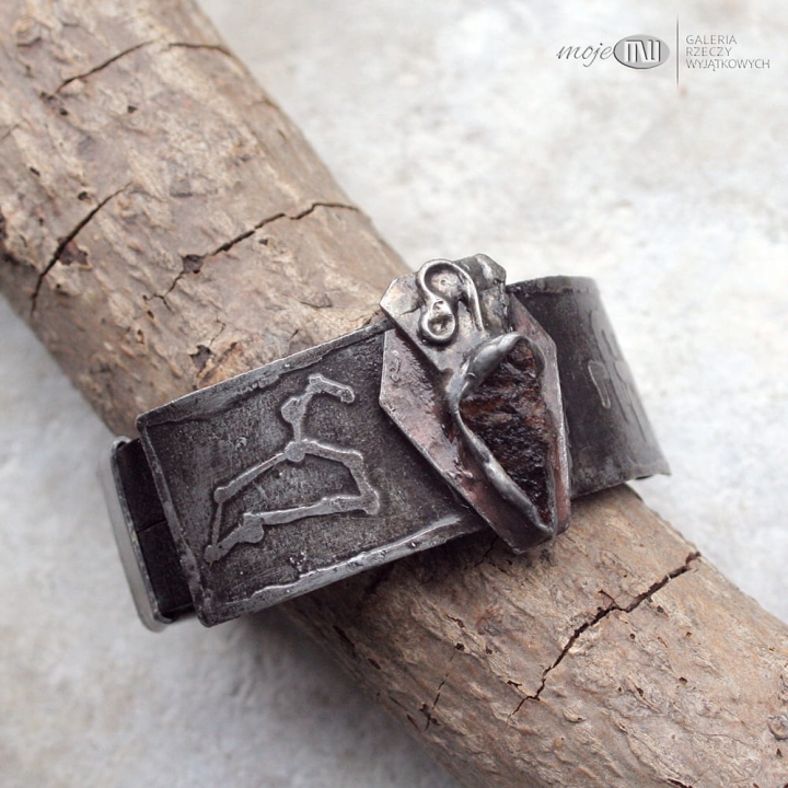 kamienne-dobro-z-monogramem-meska-bransoleta-surowy-granat-kamien-rzemien-bizuteria-dla-mezczyzny-rustykalna