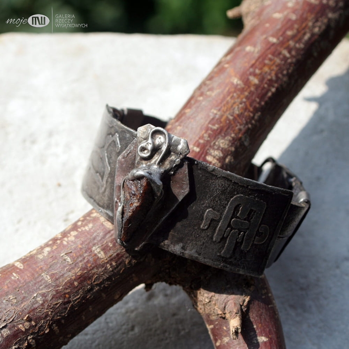 kamienne-dobro-z-monogramem-meska-bransoleta-surowy-granat-kamien-rzemien-bizuteria-dla-mezczyzny-rustykalna