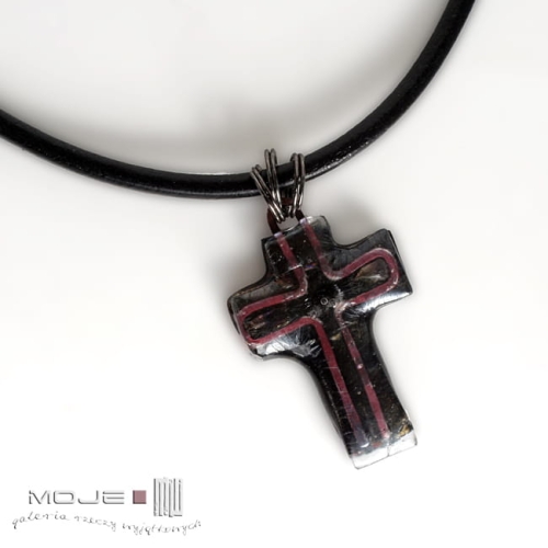 Dokąd podążasz, szklany wisior, biżuteria fusing,  hand made, ręcznie robione, biżuteria autorska, wisior, wisiorek, męski wisior, biżuteria męska, dla mężczyzny, dla niego, krzyż, szklany krzyż, naszyjnik męski, męska biżuteria