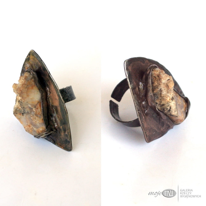 opal-w-trojkacie-duzy-pierscionek-surowy-opal-kamien-miedziany-trojkat-rustykalny