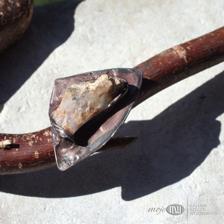 opal-w-trojkacie-duzy-pierscionek-surowy-opal-kamien-miedziany-trojkat-rustykalny