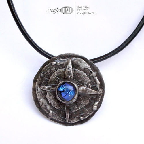 roza-wiatrow-stylizowany-wisior-szklo-dichroiczne-miedziany-okragly-na-rzemyku