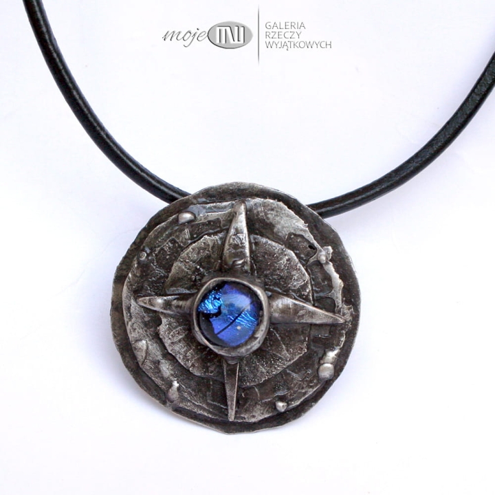 roza-wiatrow-stylizowany-wisior-szklo-dichroiczne-miedziany-okragly-na-rzemyku